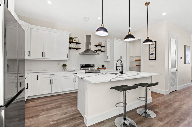 Building Photo - Luxurious 3 Bedroom Condo with Spacious La...