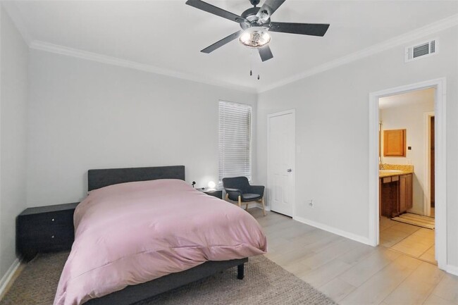Building Photo - 2255 Braeswood Park Dr