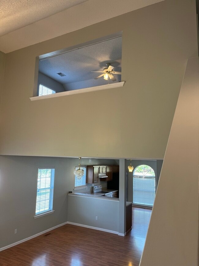 Building Photo - Large backyard and screened porch