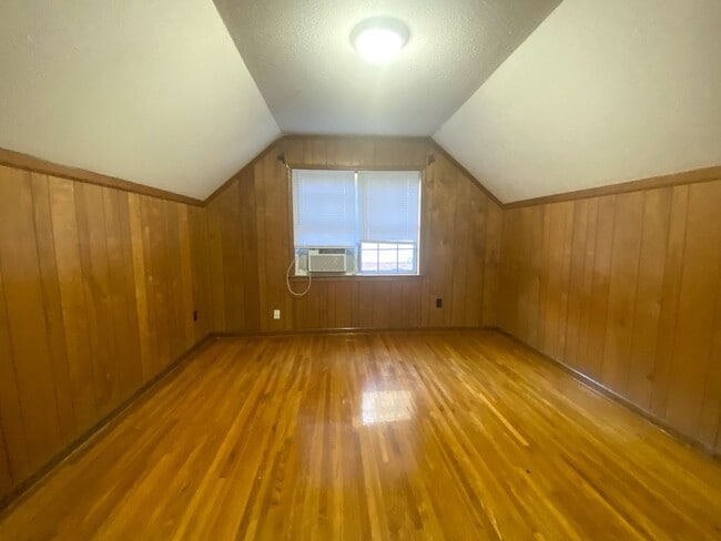 Building Photo - 5 bed, 2 bath home in East Memphis near Qu...