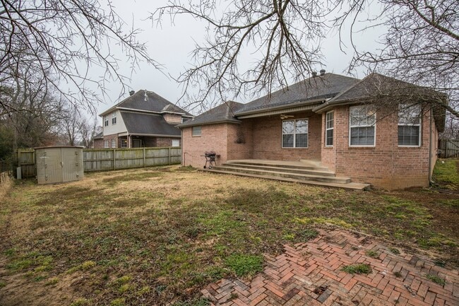 Building Photo - ***402 NE Shasta Court***