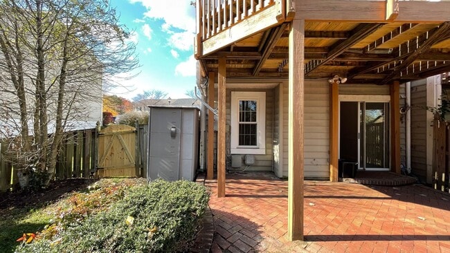 Building Photo - End Unit Townhouse in North Stafford
