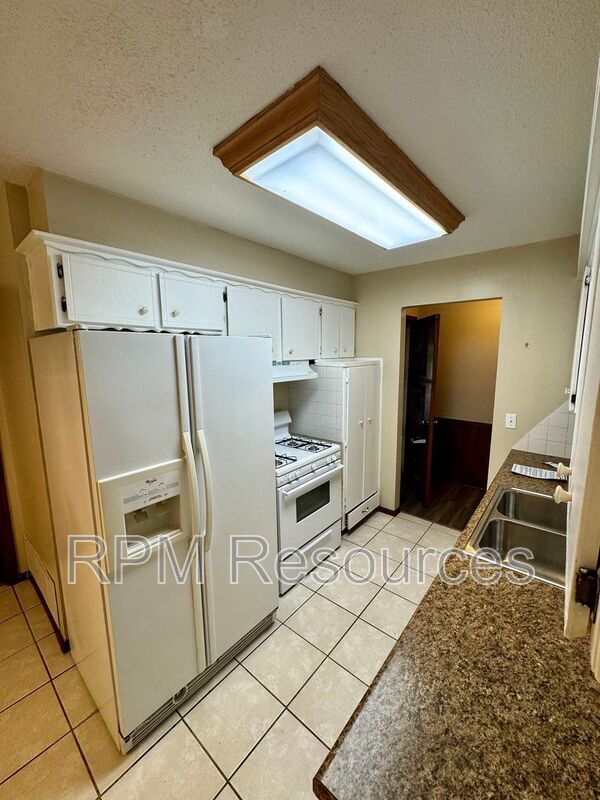 Building Photo - 7625 S Sherwood Ave