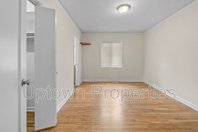 Building Photo - 9520 SW Cypress St