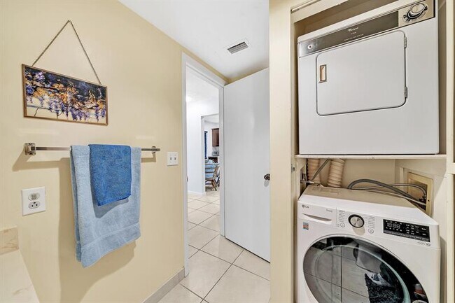 Building Photo - 9278 Vista Del Lago