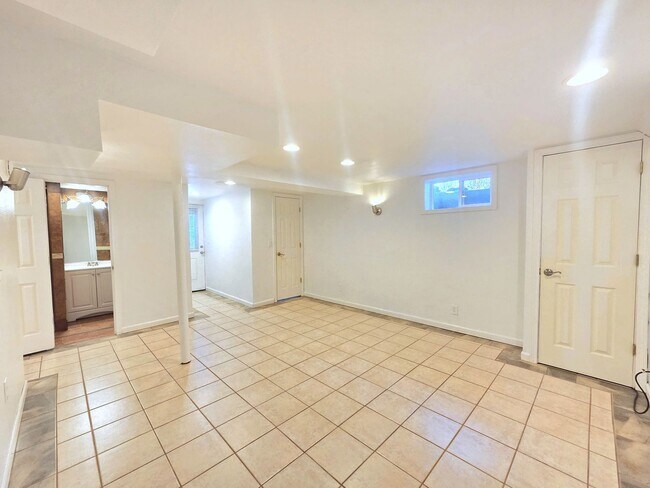 Building Photo - $2,495 - 3 Bed / 2 Bath Charming Home in Shadle Area with Utilities Included in Rent