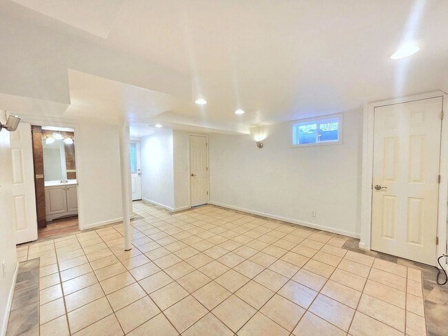 Building Photo - 5621 N Hemlock St