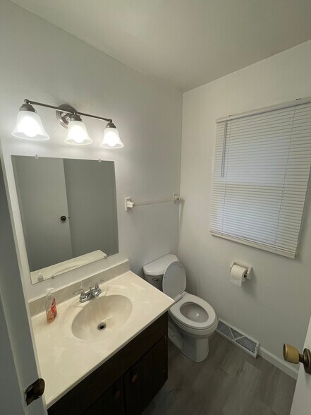 Building Photo - 831 Badger Ln