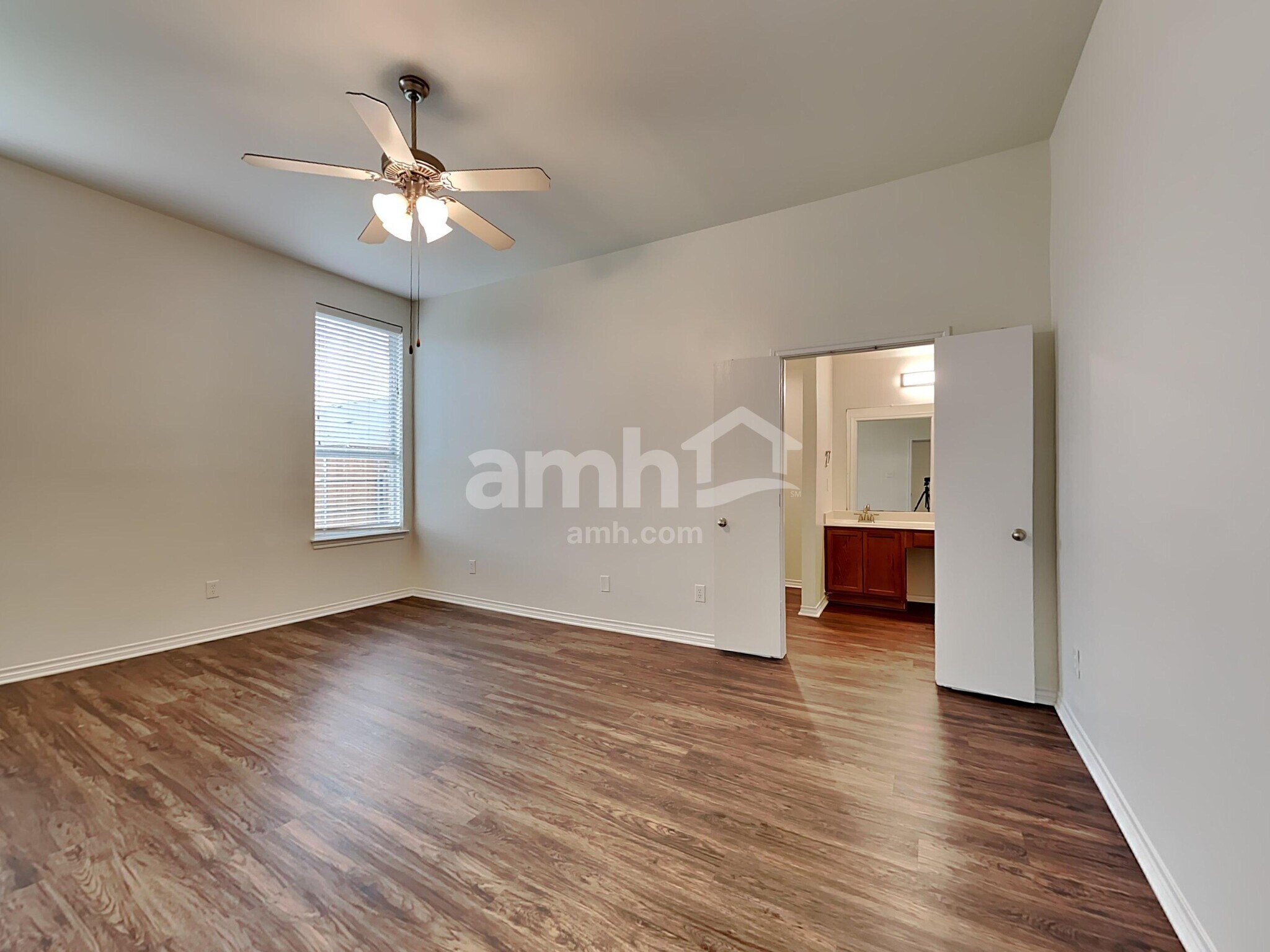 Building Photo - 3013 Lake Side Dr