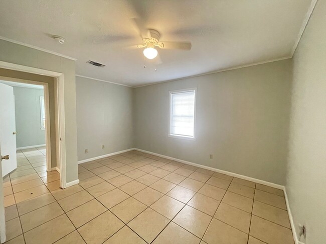 Building Photo - 3 bed 1 bath house