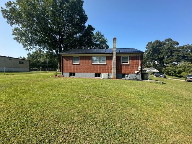 Building Photo - One Level Brick House Near University of L...