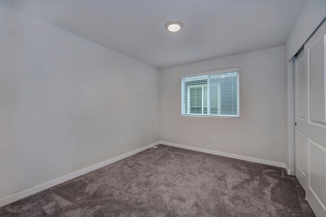 Building Photo - 5 bed 2 bath In Marysville