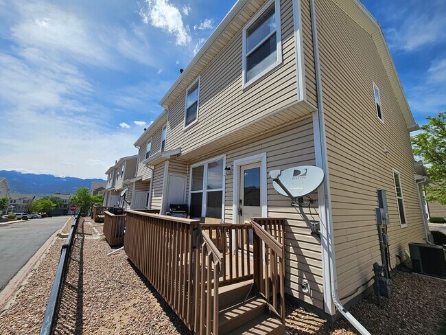 Building Photo - 3 Bed 3 Bath Townhome Minutes from Ft. Carson!!