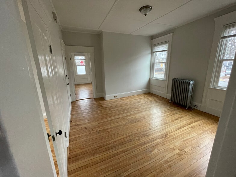 Living room. - 18 North St