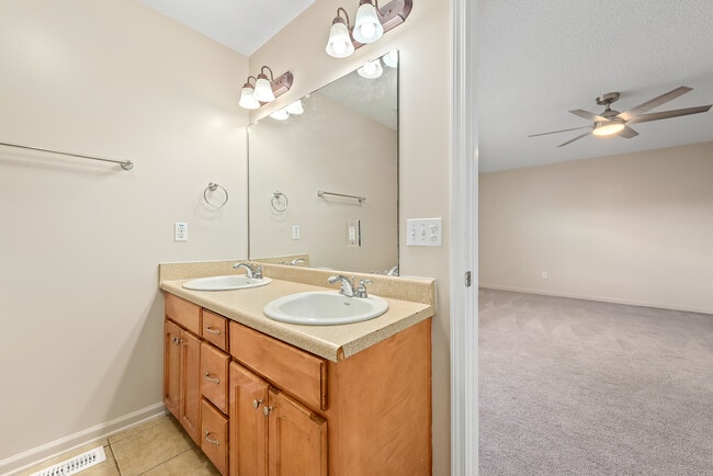 Building Photo - 33 Courtyard Way