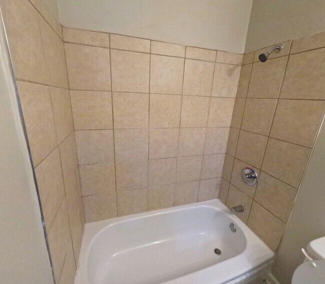 Building Photo - Renovated 4 Bed 1 Bath