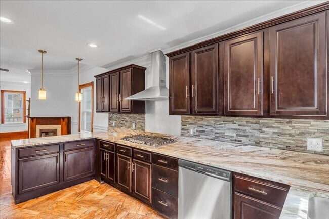 Building Photo - Beautiful 4 bedroom home downtown