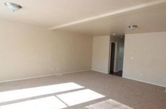 Building Photo - 4 Bedroom Townhome in Hawks Ridge by MSU