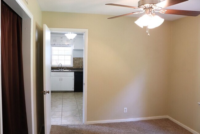 Building Photo - Charming 3-Bedroom + BONUS SUNROOM