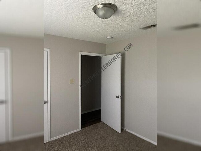 Building Photo - 104 Mesa Moor Dr