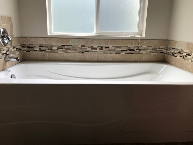Master tub, Shower and WC seperate - 8828 Jayden Ln NE