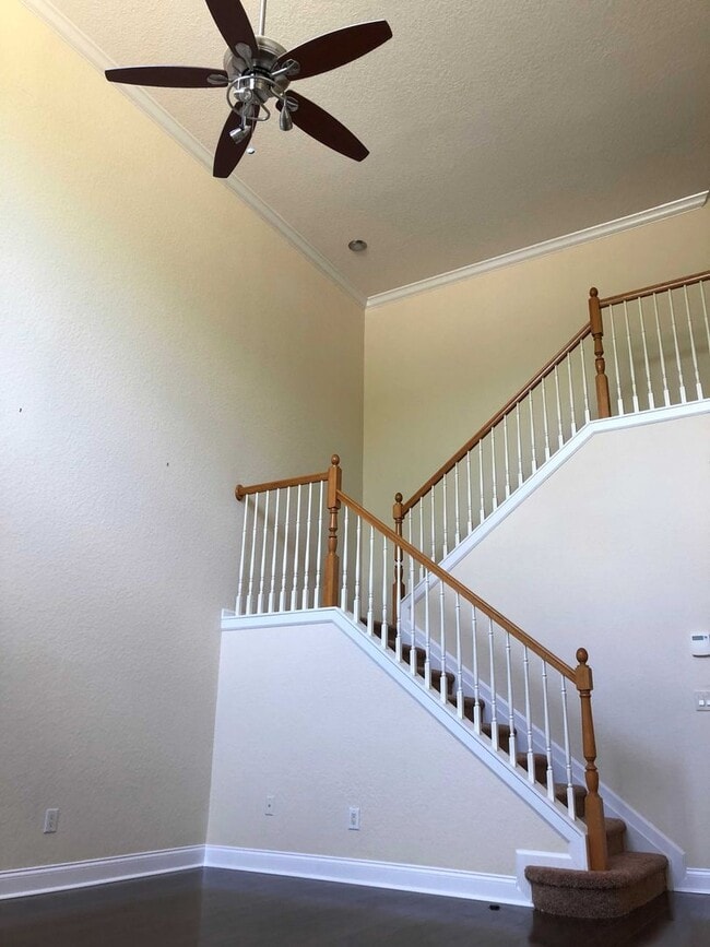 Building Photo - Spacious 3 Bed/2.5 Bath 2 Car Garage in th...