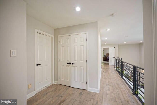 Building Photo - 16 Buckingham Pl