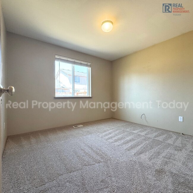 Building Photo - Great 3 bedroom home available NOW Close T...
