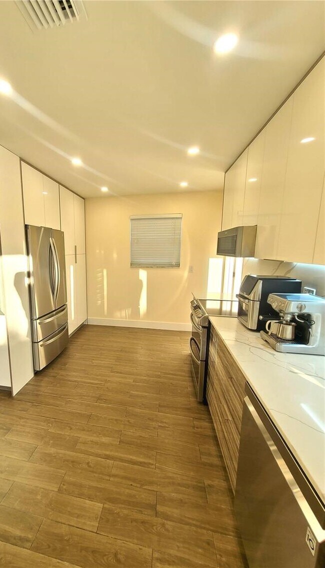 Building Photo - 1320 Arthur St