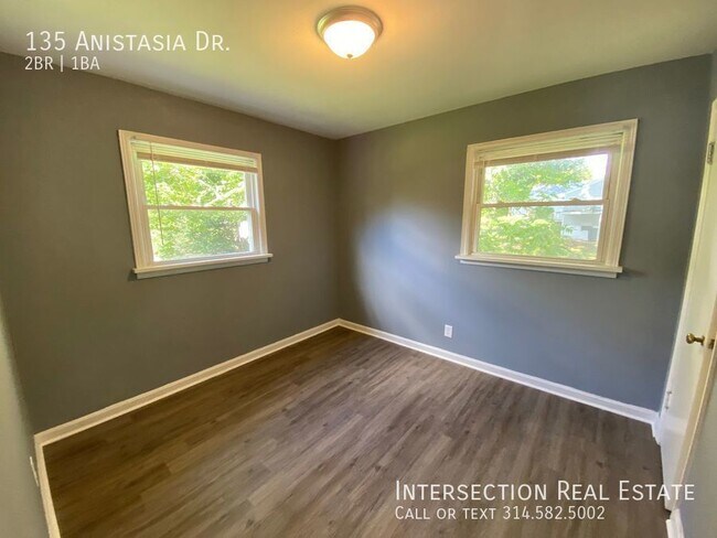 Building Photo - 135 Anistasia Dr