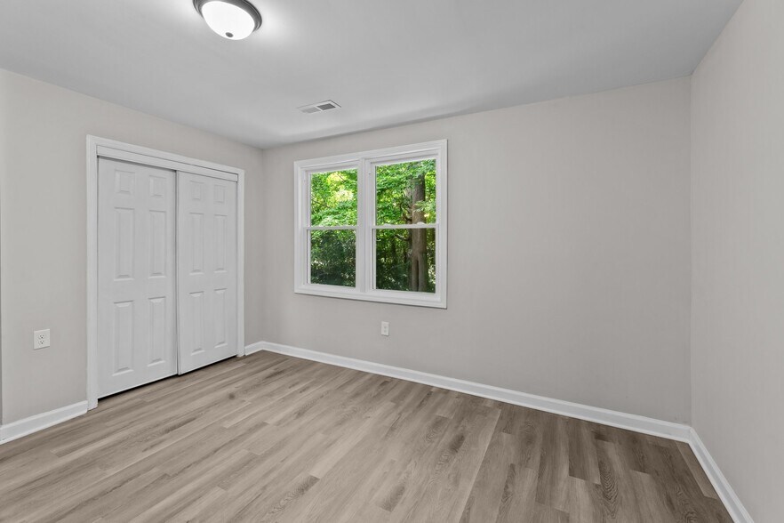 Building Photo - 1424 Springbrook Dr