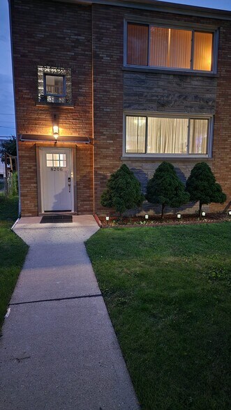 Primary Photo - 8206 Kilpatrick Ave