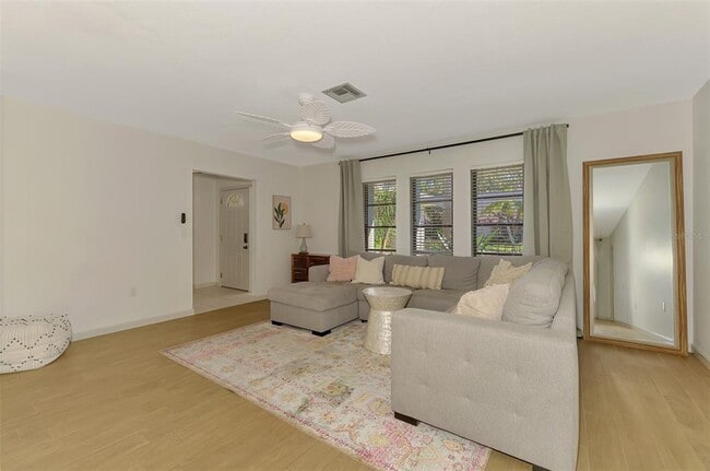 Building Photo - 2221 Pine View Cir