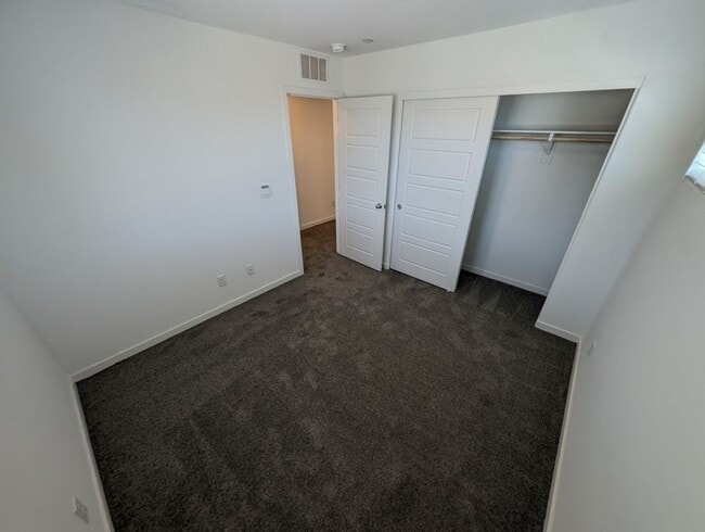 Building Photo - 484 Golden Myna Ave