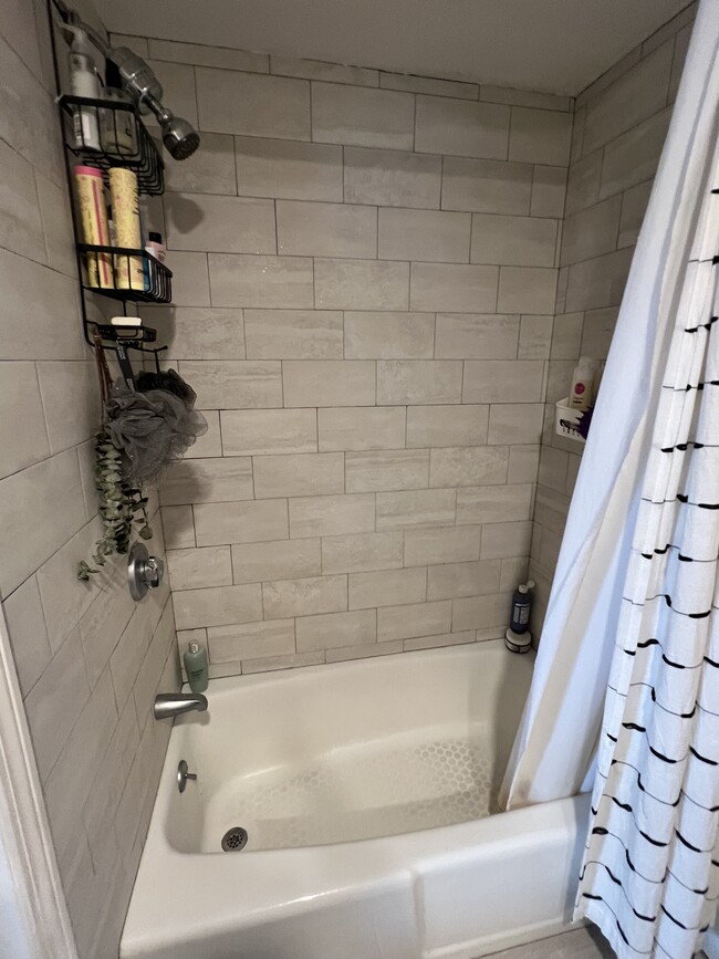 Shower/ Tub - 3 Pond St