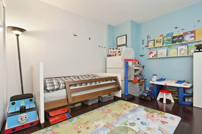 Building Photo - 350 W 42nd St