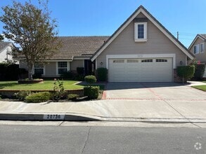 Building Photo - Gorgeous 4 Bedroom 2 Bathroom Home with Lo...