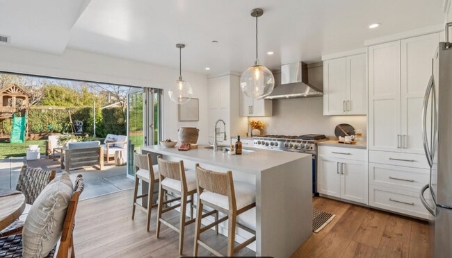 Building Photo - Beautifully remodeled 2BD/2BA single-level home in Tiburon