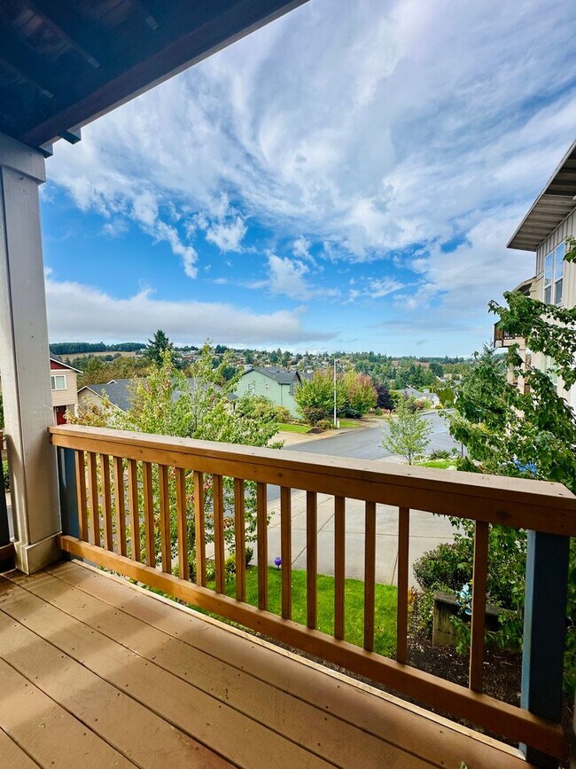 Building Photo - Two Bedroom Home with Den and Three Decks!