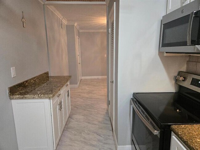 Building Photo - 669 W Oakland Park Blvd