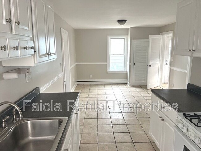 Building Photo - 319 Maurice St