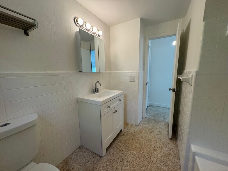 Building Photo - 1365 NE 105th St