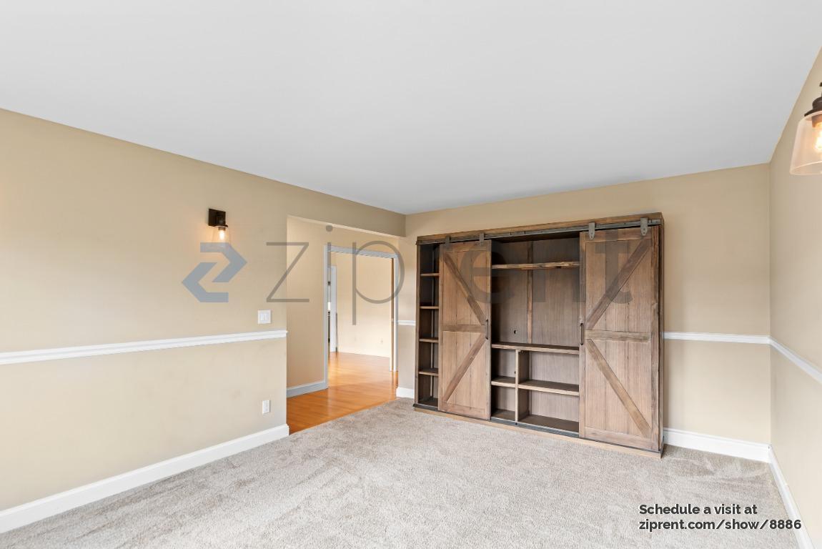 Building Photo - 475 Roading Dr