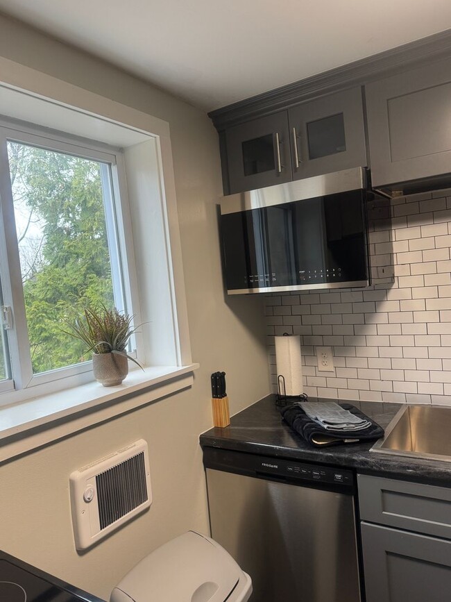 Building Photo - Renovated Spectacular Lakefront Carriage H...