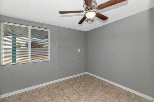 Building Photo - 2BR Unit with Private Backyard One Level