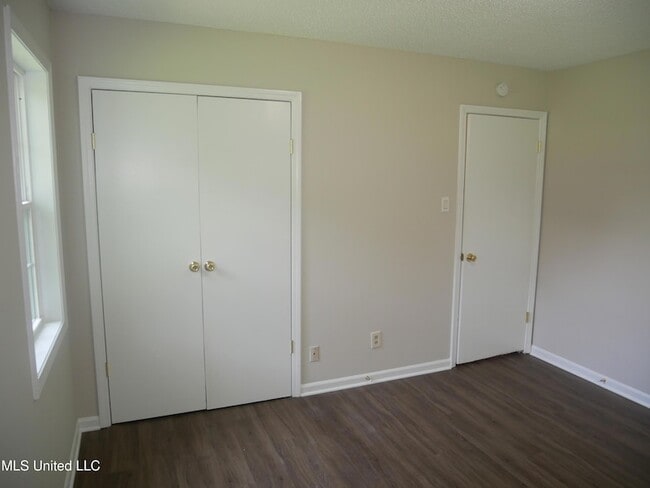 Building Photo - 2011 Coral Hills Dr