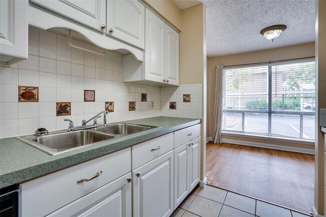 Building Photo - 500 E Riverside Dr