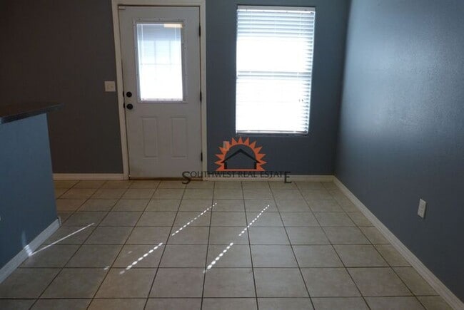 Building Photo - Spacious- 2 bedroom 2.5 bath 1 car garage apartment