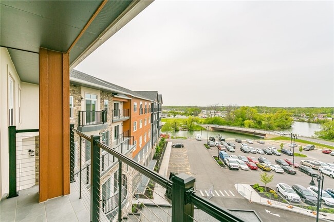 Building Photo - 205 Lakeshore Dr