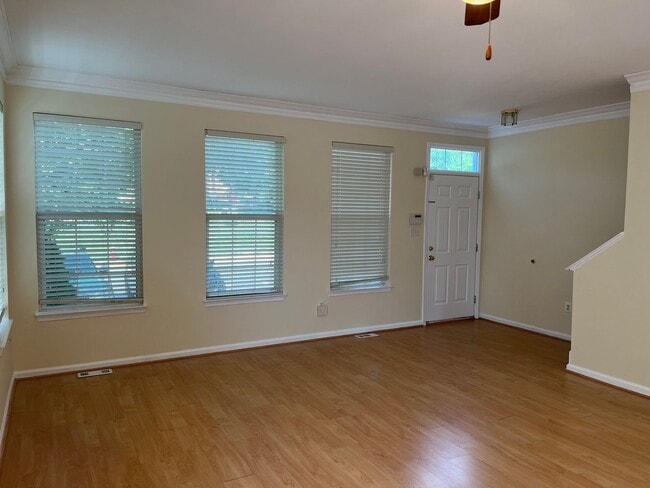 Building Photo - End Unit Townhouse In Centreville
